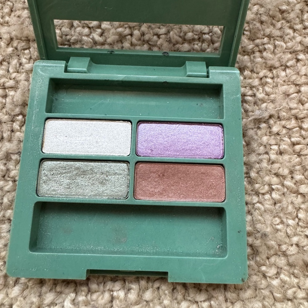 [Clinique] Eyeshadow Palette with Purple, White, Green, and Brown Shades